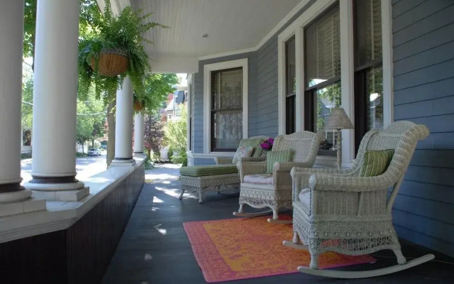 Circular Manor Bed and Breakfast