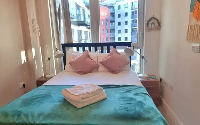 2-bed 2-bath Greenwich Apartment with balcony & lift
