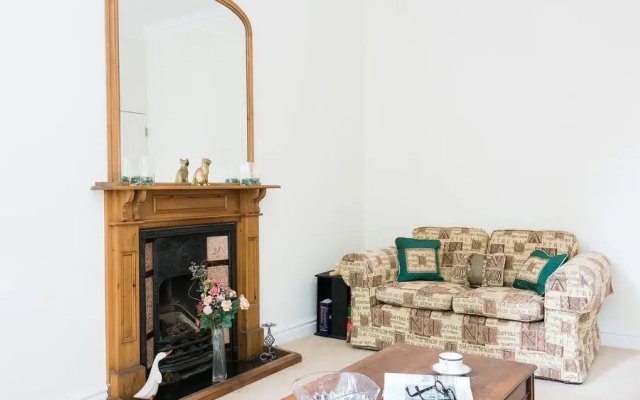 Traditional, Warm 1BR Flat in Maida Vale