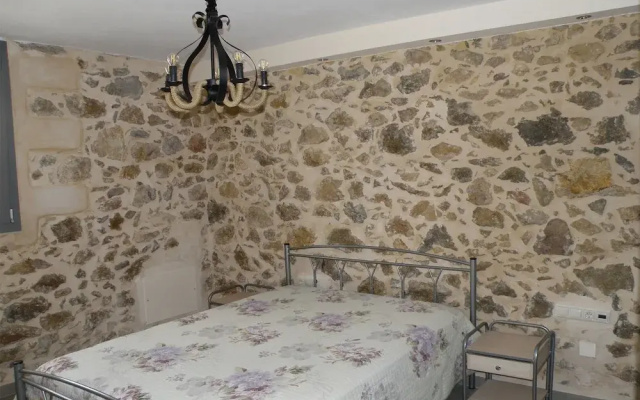"tratidional House in Kalivos"