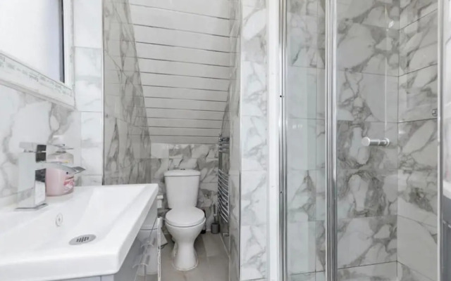 3 Bedroom House- Loughborough-sleeps 5-freeparking