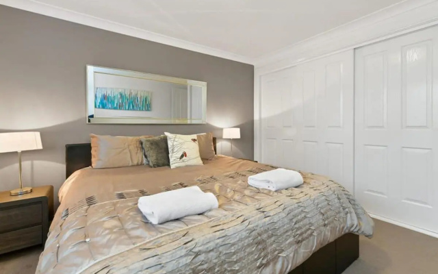 Peel St - Large Family Home Walk to CBD