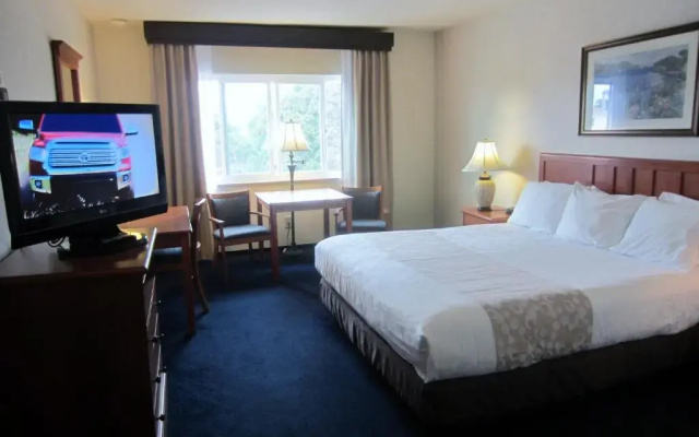 Newport Channel Inn - Near Huntington State Beach