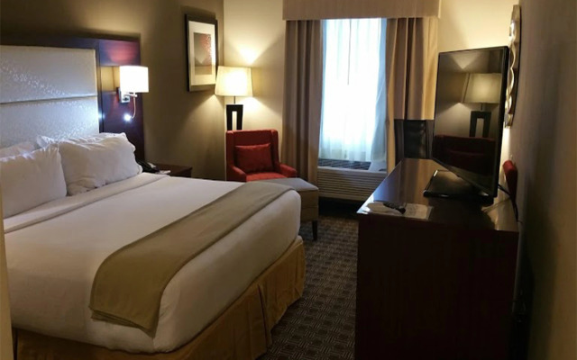 Holiday Inn Express & Suites Lantana by IHG