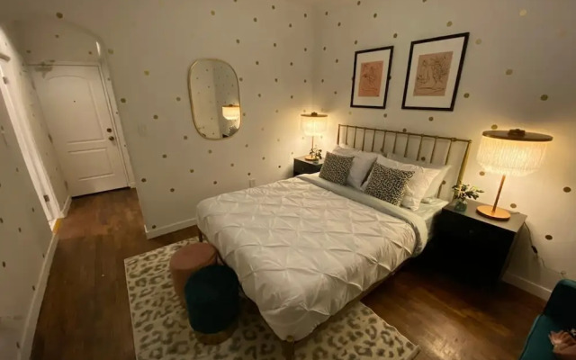 Gorgeous Studio in Beverly Boulevard! Sleeps 4!