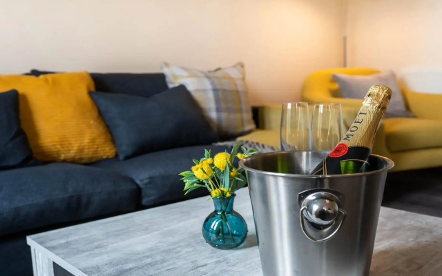 Queens Townhouse - 3 Bedrooms - Pets - Parking