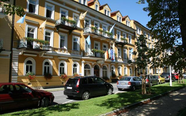 Отель Dr. Adler Spa & Kurhotel Чехия, Франтишкови-Лазне - отзывы, цены и фото номеров - забронировать отель Dr. Adler Spa & Kurhotel онлайн вид на фасад