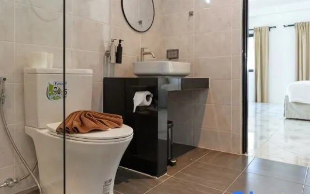Modern Villa Breeze - 10 Minutes Walk To The Beach