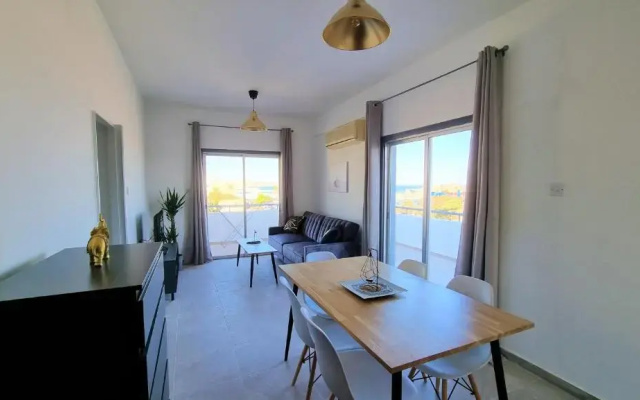 Apartment with 360° balcony and Direct Sea and Harbour View!