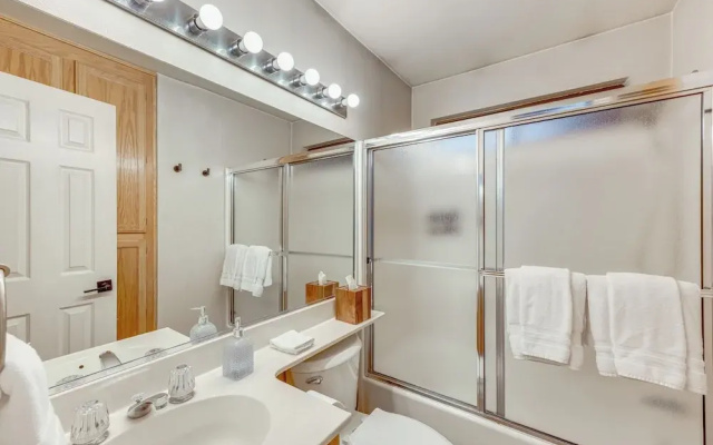 2 Decks! Pet-friendly Lake Arrowhead Cabin