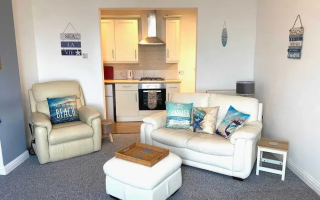Beachfront Bolthole With Seaview in Idyllic Hythe