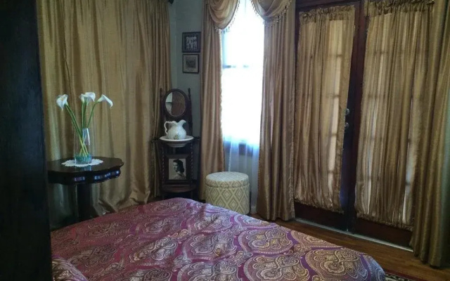 Inn the Oaks