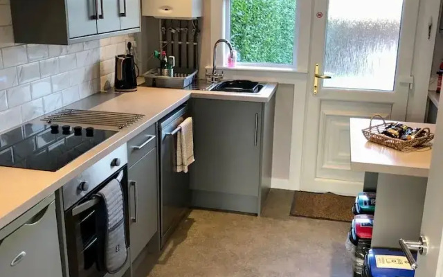 Ideal Road Trip Dunfermline Home - Free Parking