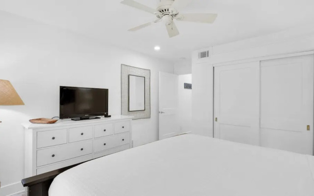 Spacious 3b/3b, Sleeps 6, Lakeview, Beach Access!