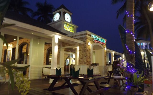 Отель Ambassador City Jomtien Pattaya (Marina Tower Wing) Таиланд, На Чом Тхиан - отзывы, цены и фото номеров - забронировать отель Ambassador City Jomtien Pattaya (Marina Tower Wing) онлайн вид на фасад