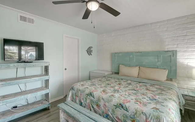 Sunny Beaches 3 Bedroom Condo by RedAwning