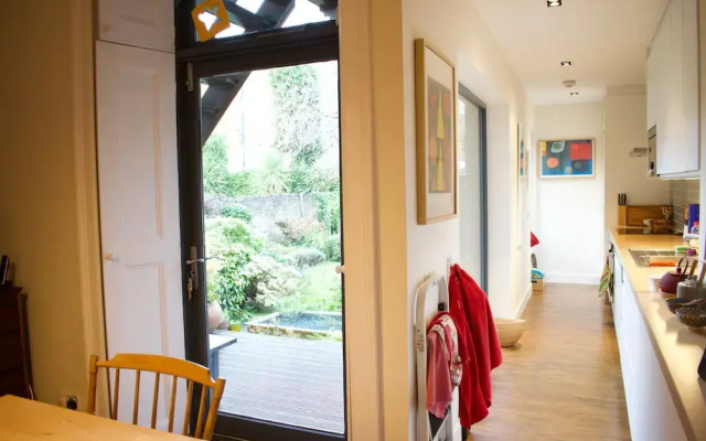 Stylish Georgian Apartment in Leith