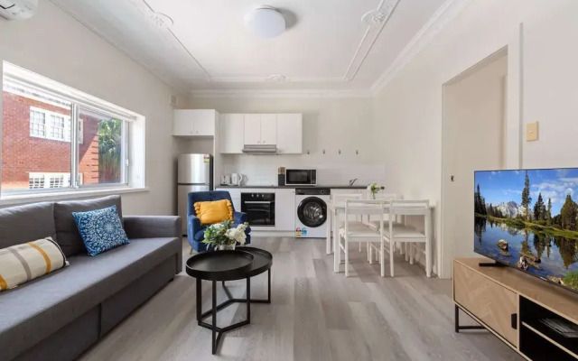 Chic 1-bed Retreat Near Shops & Beach