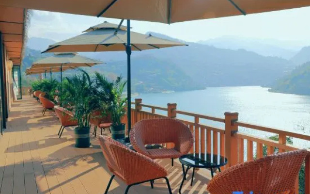 Middle Mountain Hotel