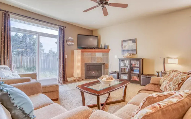 Spacious Outdoor Oasis with Hot Tub and Entertainment - Exquisite Beach Retreat