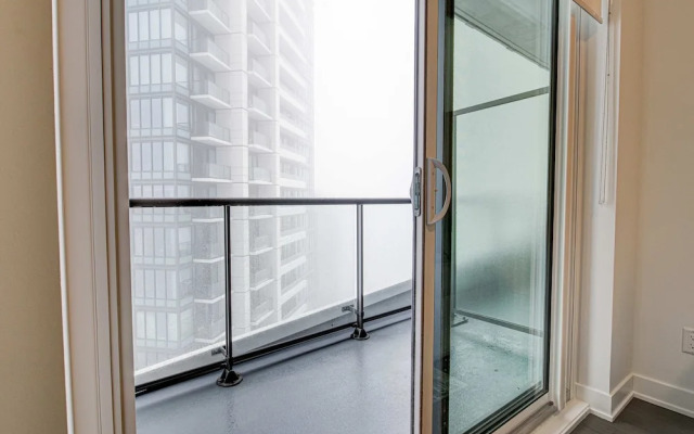Stylish Downtown Suite With Patio City Views