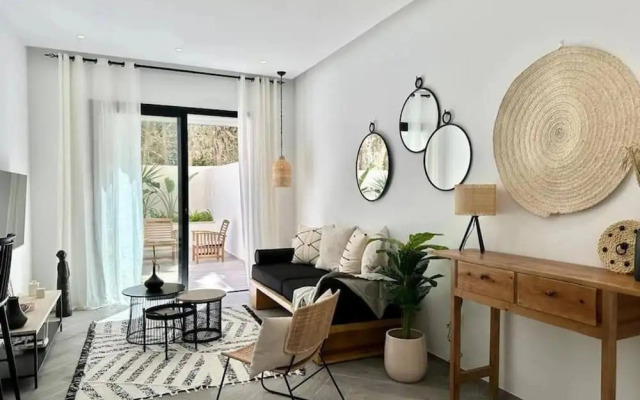 Onyx Apartment at Lake 2 With Beautiful Terrace