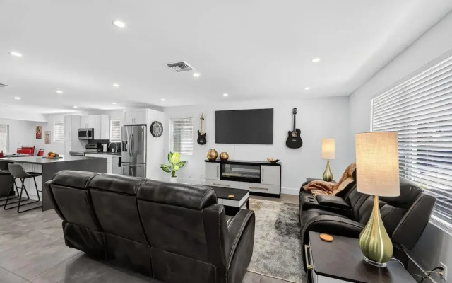 3-BDR Guitar House, Walk to Casino, located close to EVERYTHING