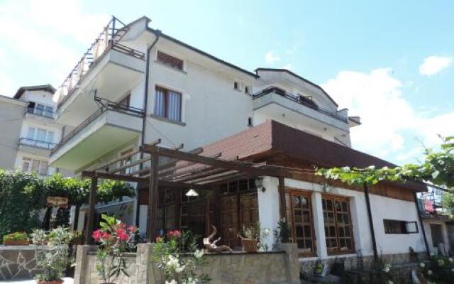 Отель Guest House Bakish Obzor Болгария, Аврен - отзывы, цены и фото номеров - забронировать отель Guest House Bakish Obzor онлайн вид на фасад