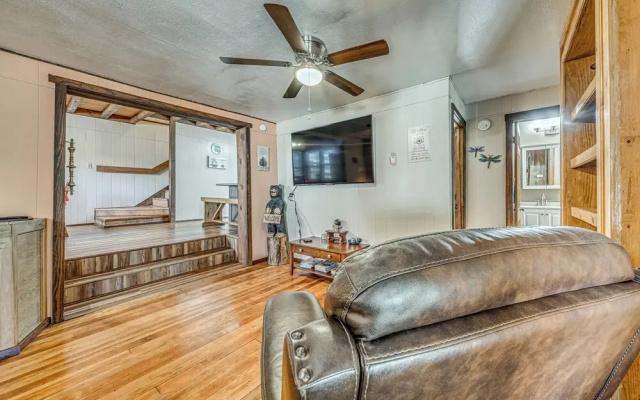 Walk to Downtown Ruidoso: Cozy Wooded Retreat