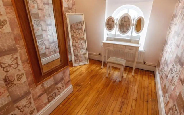 Liverpool Centre Sleeps 16 Stunning
