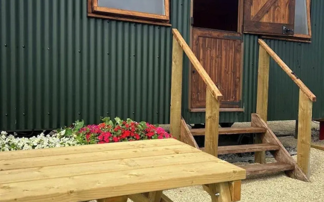 1 Bed Hut - Sleeps 2 - Parking - Smoking