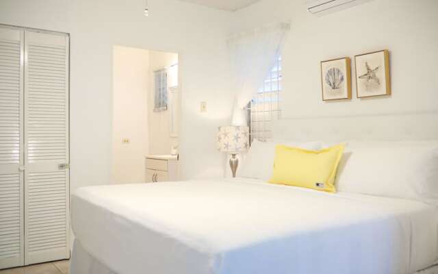 Апартаменты New Kingston's Deluxe Apartment комната для гостей