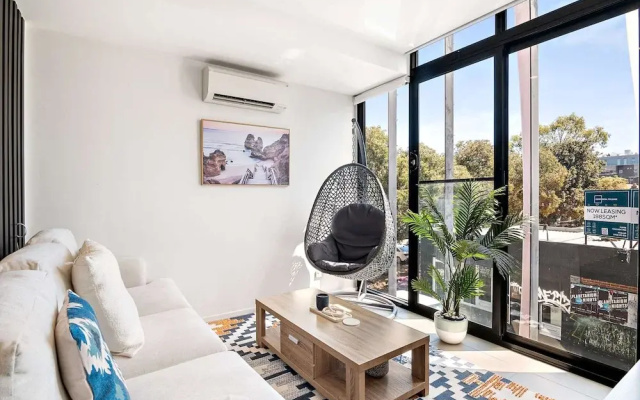 Modern 2-bedroom Retreat Minutes From St Kilda