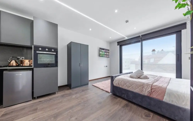 Modern Serviced Studio Flat Near Central London