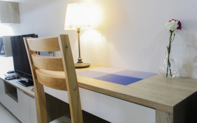 Bright Studio Apartment at Springwood Residence
