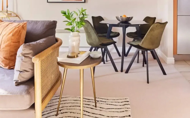 The Sussex Way Studio - Pleasing 1bdr Flat With Balcony