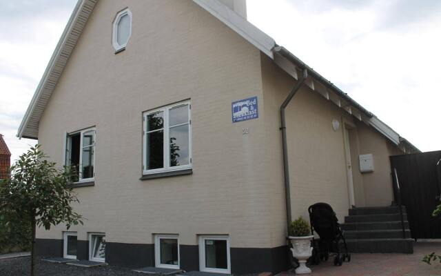 Апартаменты Amalie Bed and Breakfast & Apartments вид на фасад
