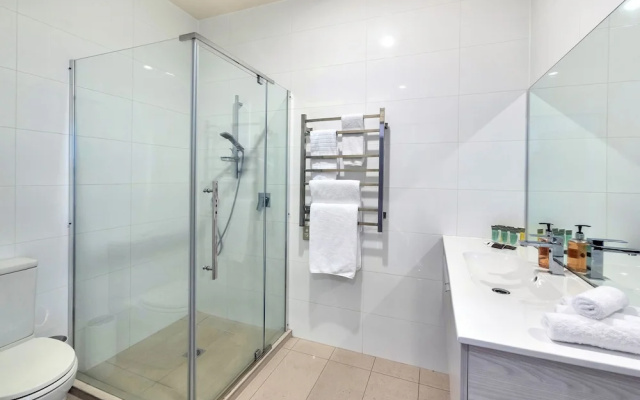 Spacious 2 Bedroom Newmarket Apartment W Carpark