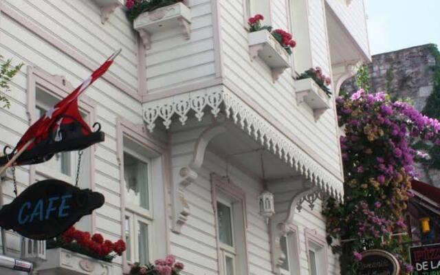 Отель Romantic Mansion вид на фасад