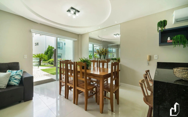 Duplex com piscina à beira mar e 03 suítes