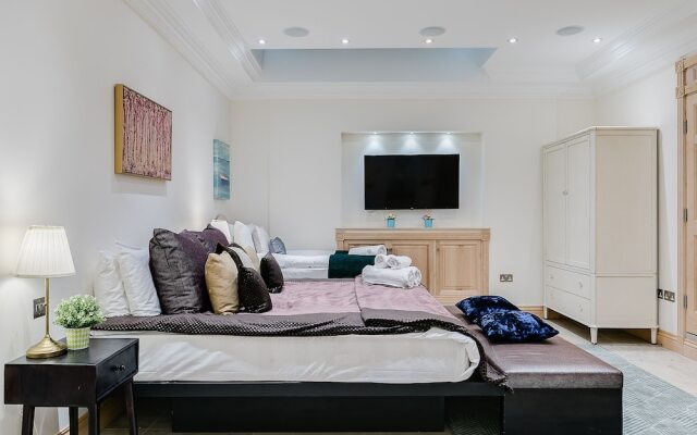 Отель Luxury 5-bedroom Villa With Parking and AC Великобритания, Лондон - отзывы, цены и фото номеров - забронировать отель Luxury 5-bedroom Villa With Parking and AC онлайн