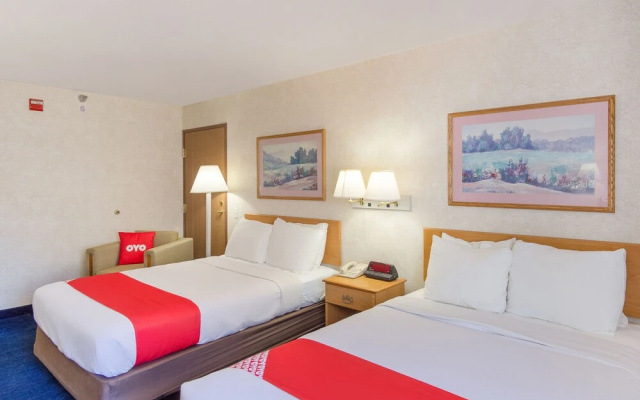 Econo Lodge Inn & Suites Lake Of The Ozarks