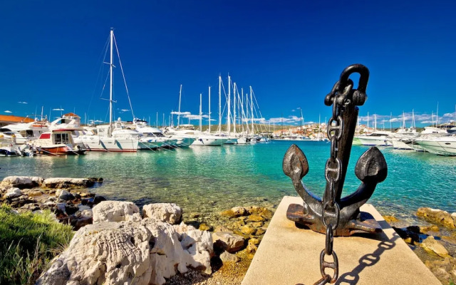 Seafront apt With Terrace, 4 Bedrooms and Mooring