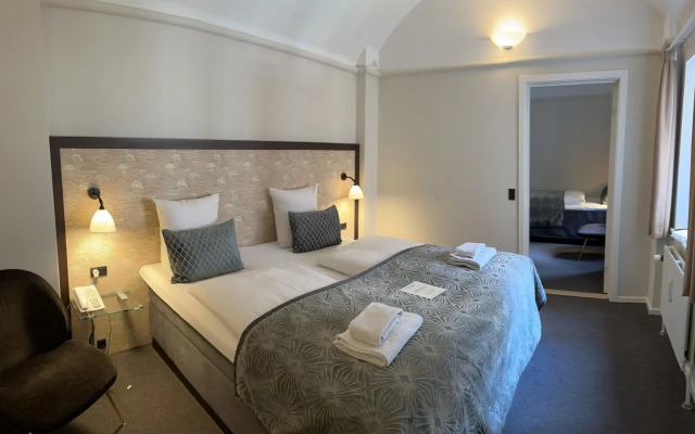 Ascot Hotel & Apartments