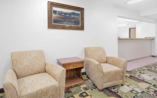 Super 8 by Wyndham Independence IA