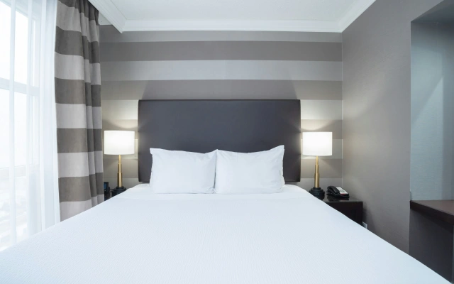 Sandman Signature Mississauga Hotel