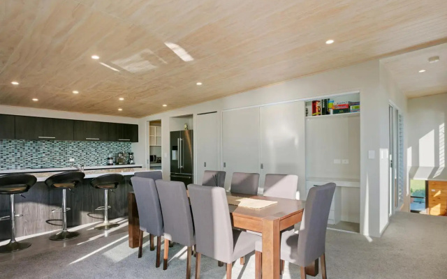 The White Haus - Waihi Beach Upstairs Holiday Unit