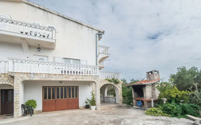 Apartment and Rooms Radojka