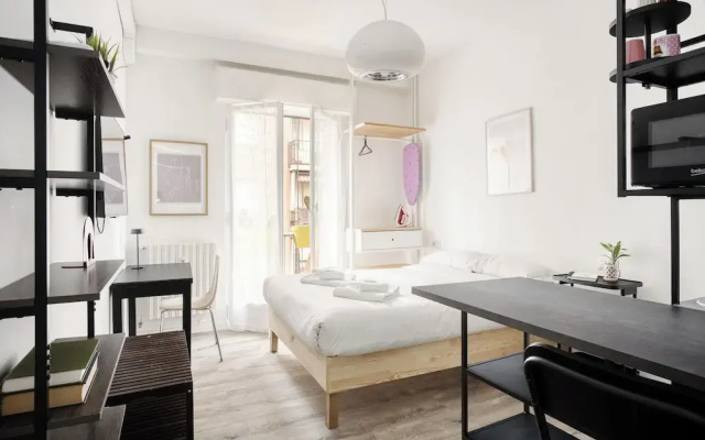 JOIVY Elegant Double Studios near Subway Station