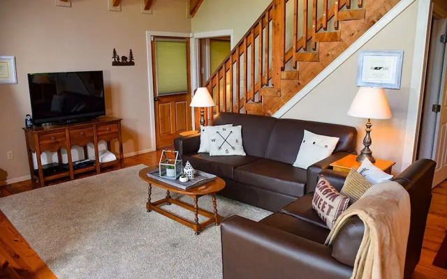MOUNTAIN SHADOWS - 3 Br Cabin